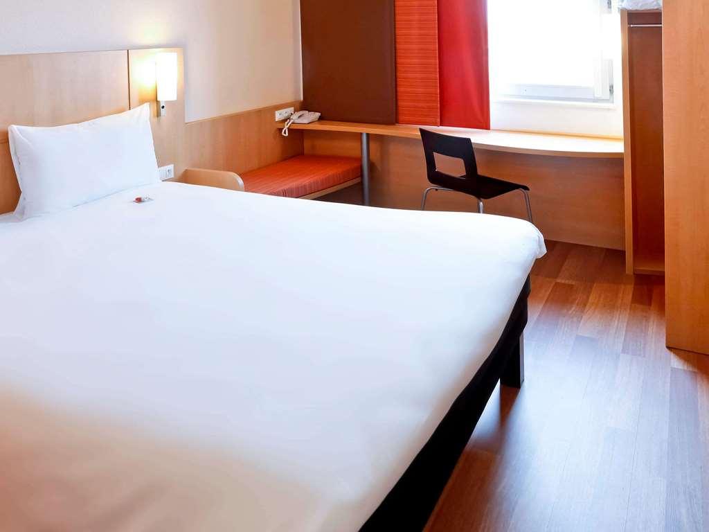 Ibis Lyon Est Chaponnay Hotel Room photo